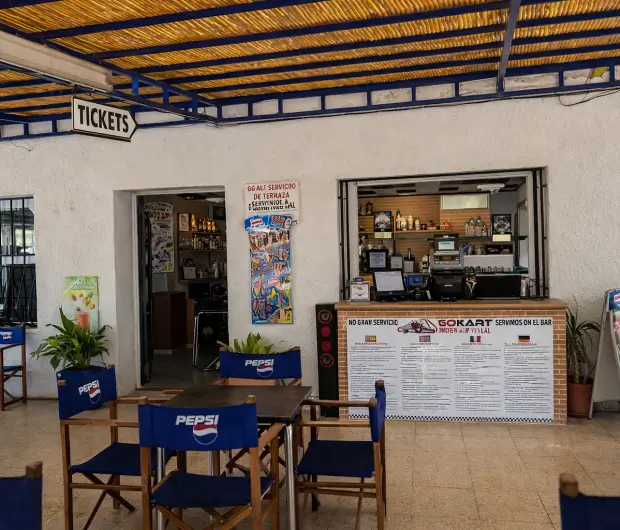Bar cafetería y terraza techada en Karting La Vila
